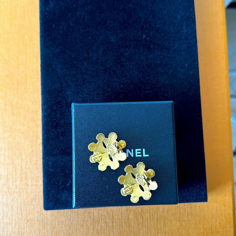Chanel RARE 24k Gold Plated Clip on Earrings with Box in Excellent Condition - Picture 5 of 8